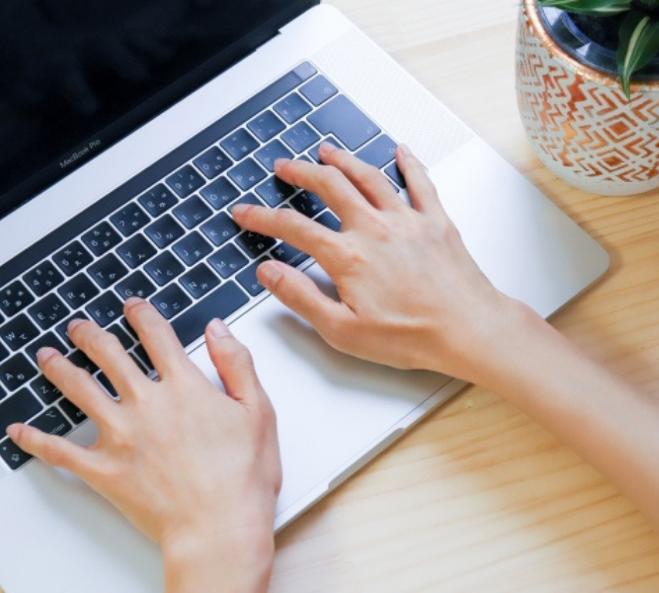 パソコンを制作ディレクターが操作する写真